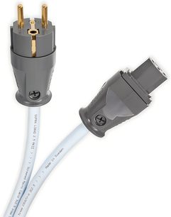 Supra Lorad 2.5 IEC strømkabel, 1,5 m, lys blå PVC-kappe, grå plastikstik med forgyldte europæiske 2-pols stik og IEC-hunkontakt, skråt nærbillede