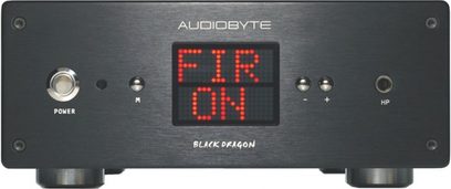 Audiobyte Black Dragon audio DAC-konverter, frontvisning, LED-display "FIR ON", knapper og stik