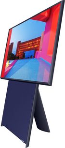 Samsung The Sero QE43LS05T TV, blå og rød lodret skærm, blåmarinefod, set fra højre trekvartervinkel