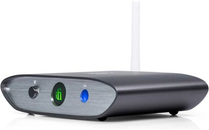 Bezdrátový přenosný přehrávač iFi Audio Zen Blue V2 v černé barvě, pohled zepředu, s ovládacími tlačítky a modrými a zelenými LED indikátory