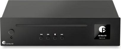 Lecteur CD haute-fidélité Pro-Ject CD Box S3 noir en aluminium, vue de face, avec fente de chargement horizontale, grand bouton circulaire d’alimentation à gauche, quatre boutons de commande alignés au centre et petit écran carré d’état à droite
