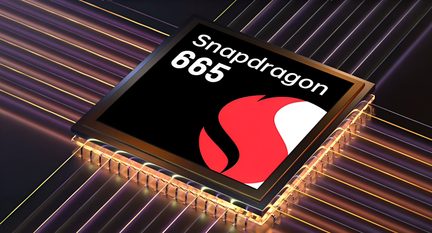 Черна чипова платка, маркирана Snapdragon 665 с червено-бяло лого, квадратен метален корпус, перспективен изглед, светлинни линии