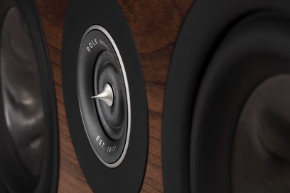 Polk Audio R300 centrale in noce, vista ravvicinata frontale dell'altoparlante circolare nero e del logo argentato
