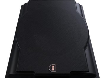 Решетка за високоговорител Perlisten R10s, черна, с текстурирана тъкан, правоъгълна форма с централна кръгла изрязана част, твърда рамка, метално лого в долната част, изглед отгоре