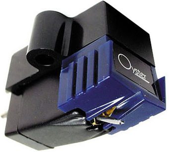 Pro-Ject Xpression III sort pladespiller, set fra 3/4 bagfra, blå tonarm, monteret pickup, lukket låg