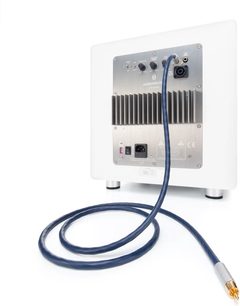 Kabel pro subwoofer Inakustik Connect 212 Sub-Mono 3m, s tlustým tmavě modrým pláštěm z měkkého plastu a pozlaceným RCA konektorem s argentovým kovovým límcem, zobrazený v šikmém pohledu připojený k zadní části basového reproduktoru