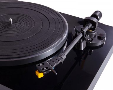 Elac Miracord 50 sort vinylpladespiller, tæt på trekvartsbillede, blank sokkel, metalarm, gul pickup, rillet måtte