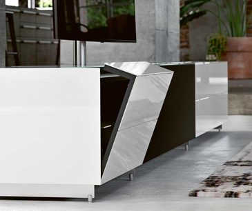 Geometrisk hvid paneldesignet audio-/videomøbel Spectral Cocoon CO3 + CO2 på metalben, set forfra