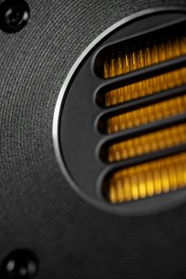 Tæt påbillede af den gyldne membranfoldetweeter under metalgitter, Elac Solano 2.0 FS287.2c sort søjlehøjtaler