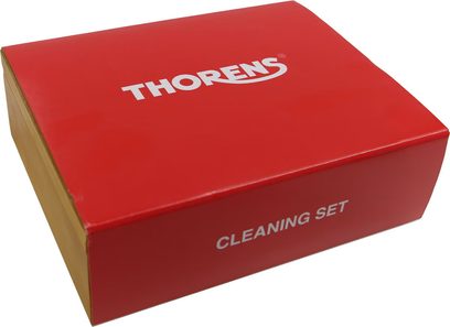 Kit na čištění Thorens v červené obdélníkové krabici s bílým textem a světle hnědými boky, pohled ze šikmého úhlu