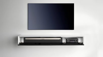 Audio-Video-Möbel Clic Classic Series Modell 130S aus weißem Holz, schwarze Klappe geöffnet, Fächer mit Soundbar und Verstärker