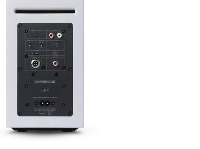 Witte Cambridge Audio L/R S connected speaker, achteraanzicht met zwart paneel en meerdere audio‑ingangen