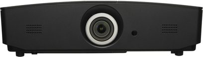 Projektor JVC LX-FH50 černý, pohled zepředu, objektiv uprostřed, dvě boční ventilační mřížky