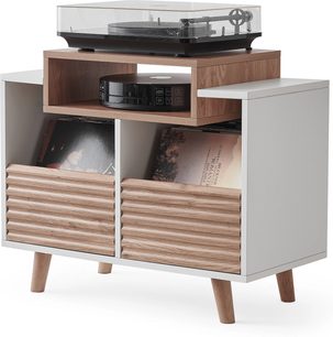 Møbel og oppbevaring for vinylspiller Norstone Design OSLO 800 hvit/lys eik, rektangulær struktur, 4 skråstilte sylindriske ben, 2 nedre rom med relieff-fronter, 1 sentral hylle, vinylspiller og tilbehør synlig