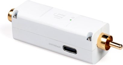 Rektangulær hvid boks fra iFi Audio SPDIF iPurifier2 med forgyldte RCA-stik i hver ende, set oppefra