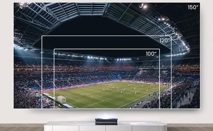 Fotbalový stadion plný diváků, pohled z interiéru v noci, s rozměry hřiště uvedenými ve stopách na obrázku