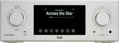 Reproductor de audio en red T+A SDX 3100 HV plateado, visto de frente, con pantalla central negra y dos grandes mandos giratorios