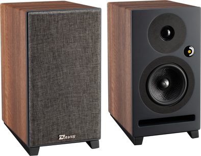 Lentyninė kolonėlė Davis Acoustics Krypton 3 classik riešutmedžio spalvos, vaizdas iš priekio ir trijų ketvirčių, stačiakampis korpusas, juodos kojelės, priekinė dalis su nuimamu pilku audinio tinkleliu, juodas apvalus aukštų dažnių garsiakalbis, tekstūruotas juodas žemų dažnių garsiakalbis, horizontalus stačiakampis fazoinvertorius.