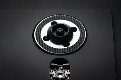 High-fidelity CD-afspiller Pro-Ject CD Box RS2 Tube sort, set ovenfra på sort centralt indlæsningsmekanisme