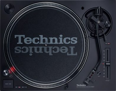 Czarna gramofon winylowa Technics SL-1210Mk7EG, widok z góry, metalowa tarcza, ramię odczytujące, regulatory, przyciski, na czarnym tle