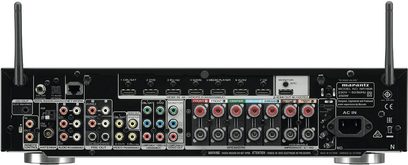 Bagside af en Marantz NR1608 sort hjemmebiograf-forstærker med talrige audio/video-stik og en Ethernet-port