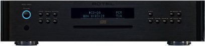 Rotel RCD-1520 sort, frontvisning, blå skærm, sølvfarvede knapper og drejeknapper, mat sort front, hovedtelefonstik til venstre