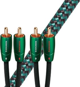 Keturi žalios ir auksinės spalvos Audioquest Evergreen RCA jungtys, sujungtos žalia ir juoda pynute, artimas vaizdas