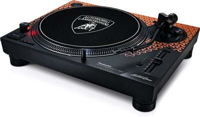 Hi-fi pladespiller Technics SL-1200M7B i orange, set i perspektiv, sort rund pladespillerplade, tonarm til højre