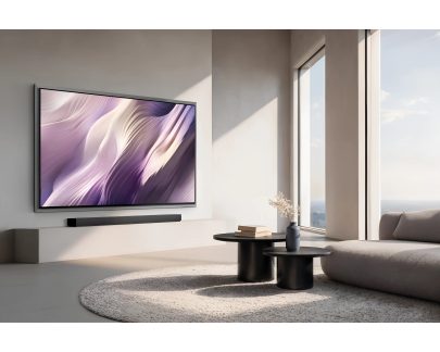 Televisore a schermo piatto da parete di grande formato in un soggiorno moderno, immagine astratta viola e soundbar nera