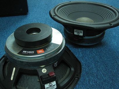 JBL MC120HS sort højttaler, set forfra og fra siden, cirkulær metalrist, justeringsknap på siden