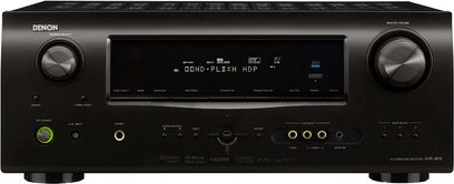 Denon AVR-1610 namų kino stiprintuvas, priekinis vaizdas iš priekio. Juodas priekis, mėlynas ekranas, mygtukai ir jungtys priekyje