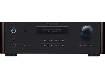 Stereo forforstærker RC-1590 MKII sort, set forfra, volumeknap til højre, centralt display, flere knapper og porte nederst