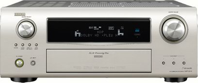 Denon AVR-3310 sølvfarvet hjemmebiograf-forstærker, set forfra, blå skærm, knapper og drejeknapper på frontpanelet
