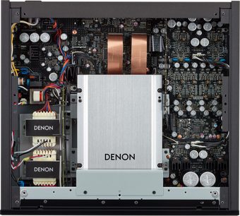 Hi-fi CD-afspiller Denon DCD-3000NE sort, indvendig visning, komplekse elektroniske kredsløb, cylindriske kondensatorer, rektangulære transformatorer, flerfarvet kabelføring, sorte køleplader, sølvfarvet centralplade