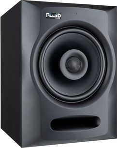 Forsterket høyttaler Fluid Audio FX80 i svart, nærbilde forfra som viser diskant- og basshøyttaleren i den firkantede høyttalerkassen