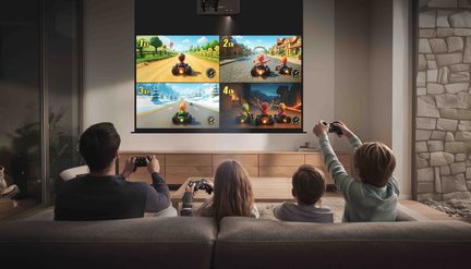Projektor pro domácí kino s velkoformátovou projekcí, multiplayerové videohry v moderním rodinném obývacím pokoji