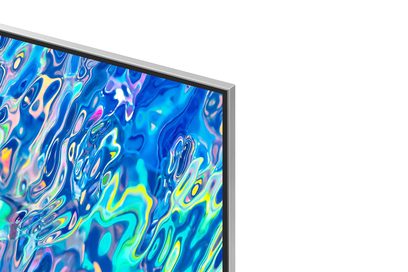 Detailní záběr na obrazovku televizoru Samsung QE55QN85B 2022 zobrazující barevné abstraktní tvary v modrých a žlutých tónech