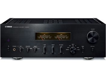 Voorkant van een zwarte Yamaha A-S2200 stereo hifi-versterker in geborsteld aluminium met goudkleurige wijzerplaten en knoppen