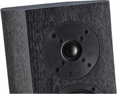 Davis Acoustics Matisse HD højttaler i sortbejdset askefiner, frontbillede, sort centralhøjttaler på mørk træfacade