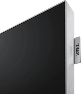 Telewizor Loewe Vega 43 czarny ze szczotkowaną srebrną ramką, zbliżenie narożnika z bocznym logo