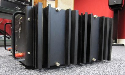 Nærbillede forfra af stablede sorte Mark Levinson No.23.5 audio-effektforstærkere med fokus på frontpanelerne