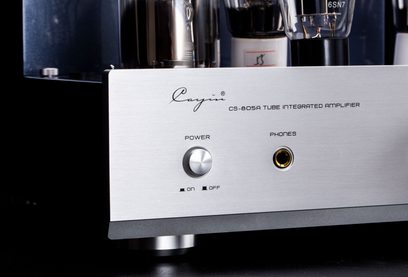 Cayin CS-805A sølv stereo integreret rørforstærker, frontpanel i børstet aluminium set tæt på med metal tænd/sluk-knap og forgyldt hovedtelefonudgang