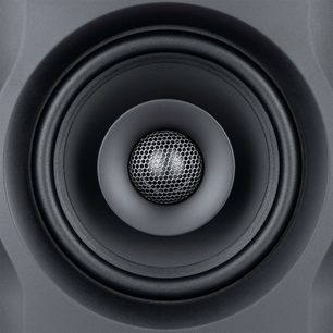 Ojačana zvočna omarica Fluid Audio FX50 črne barve, bližnji pogled od spredaj, šesterokotna kovinska mrežica ščiti zvočnik