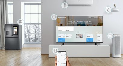 Samsung QE65Q7F 2018 fladskærms-TV, der viser SmartThings-grænsefladen i en moderne stue med tilsluttet køleskab og højttaler