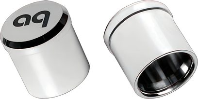 Audioquest XLR støv- og støjpropper i cylindrisk forkromet metal, sort aq-logo, visning af parret