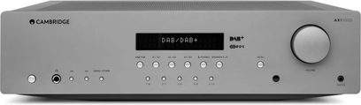 Wzmacniacz hi-fi stereo Cambridge Audio AXR-100D w kolorze srebrnym, przedni panel z wyświetlaczem, przyciskami i pokrętłem sterującym