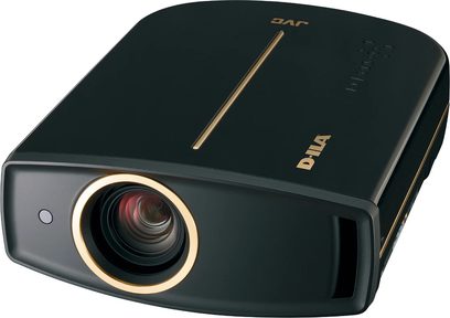 JVC DLA-HD990 sort videoprojektor, set forfra i let nedadgående vinkel, centreret objektiv omgivet af en gylden ring