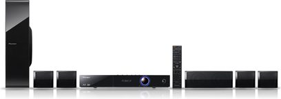 Pioneer BCS-323 hjemmebiografsystem bestående af en Blu-ray-afspiller, 5 sorte højttalere og en basrefleksboks, set forfra