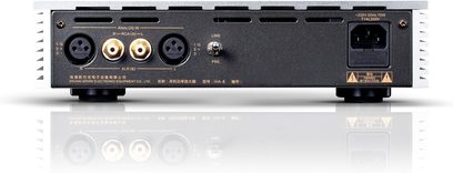 Preamplificatore per cuffie hi-fi Cayin IHA-8 argento in alluminio, vista posteriore che mostra il telaio bicolore nero e argento con alette di dissipazione laterali, due prese XLR, due connettori RCA dorati, un interruttore LINE/PRE e una presa di alimentazione IEC