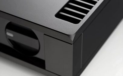 Rega Osiris zwarte stereo hi-fi versterker, close-upweergave van de voorkant met ventilatieopeningen en bedieningsknoppen